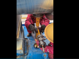 管道不停业亲嘴扒胸摸屁股激烈视频